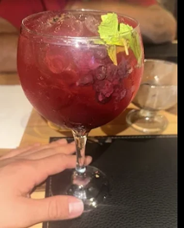 Trago de la casa con frutos rojos